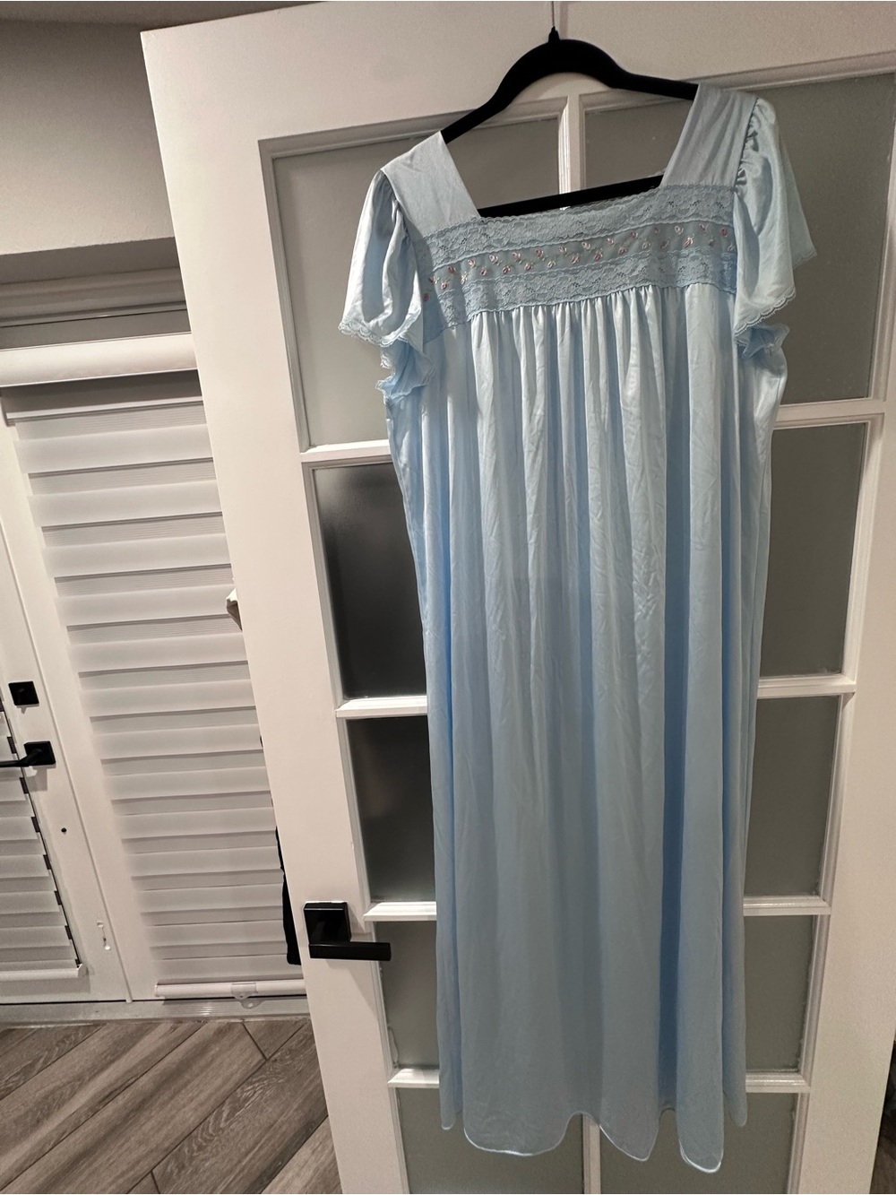 Vintage Vanity Fair Blue Lace Embroidered Rosebud Long Nightgown Size Large